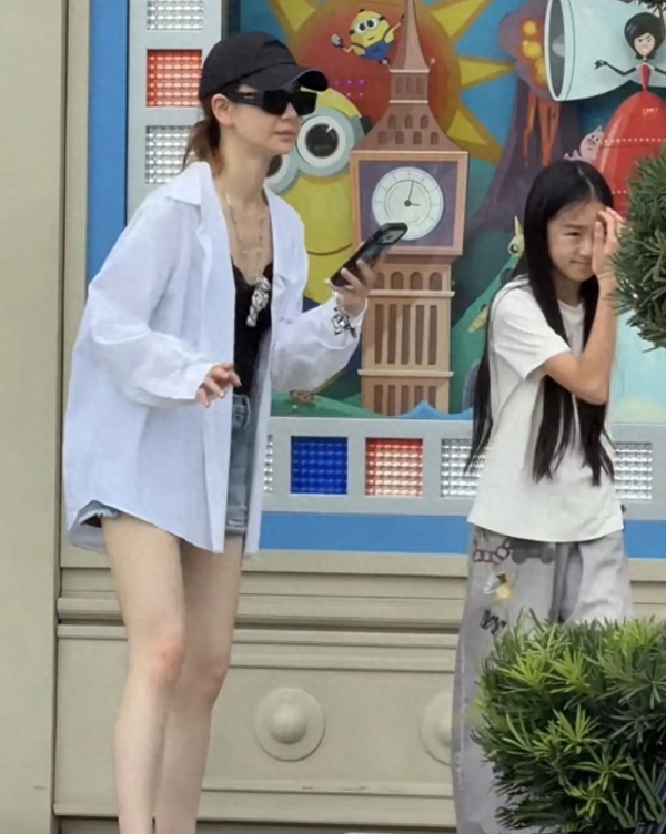 戚薇女儿大变样，10岁就进入“尴尬期”，身高160脸黑眼小很普通